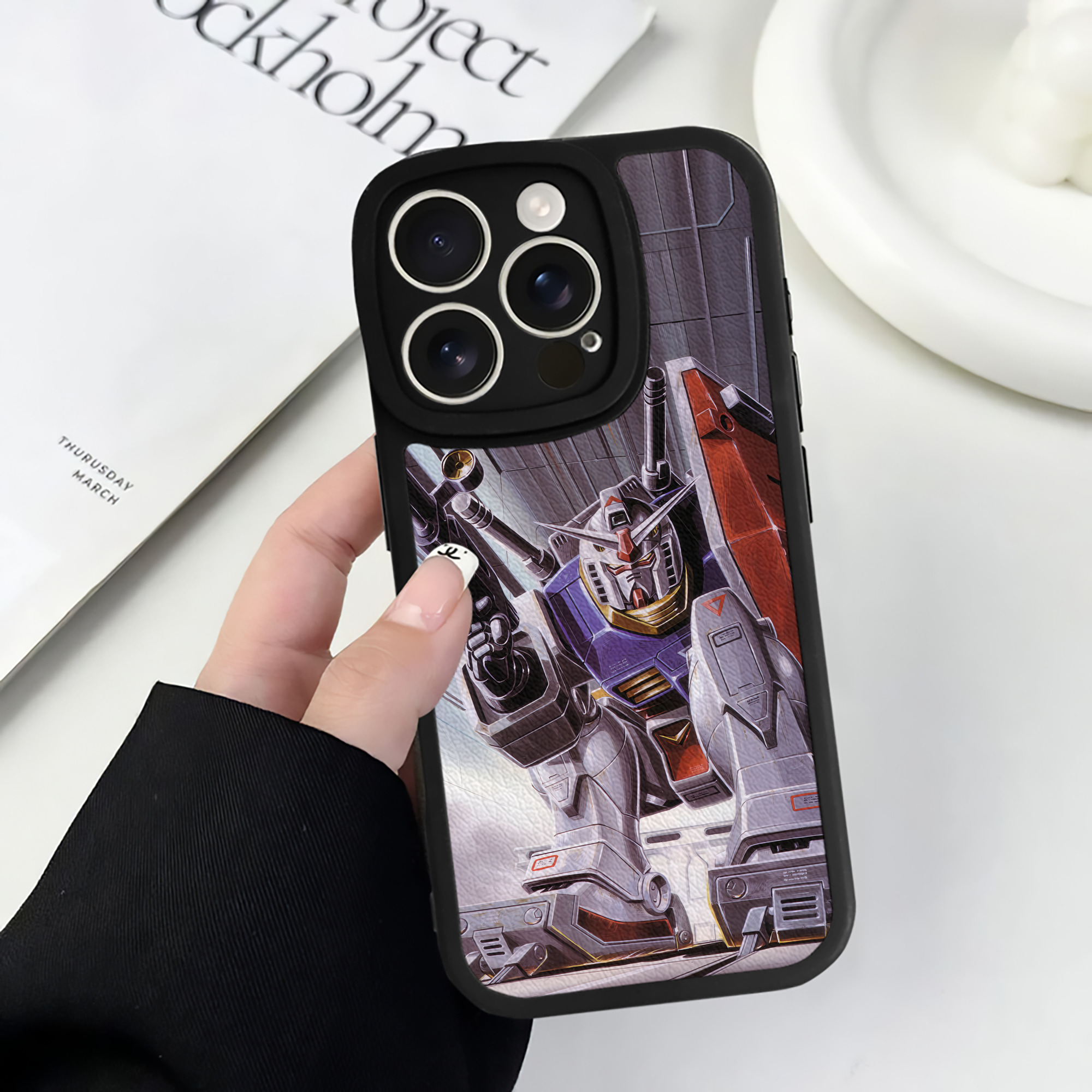 （画像用） 機動戦士ガンダム Mobile Suit Gundam 【iPhone 16シリーズ対応】シリコンスマホケース（レザー調） 材質：シリコン
